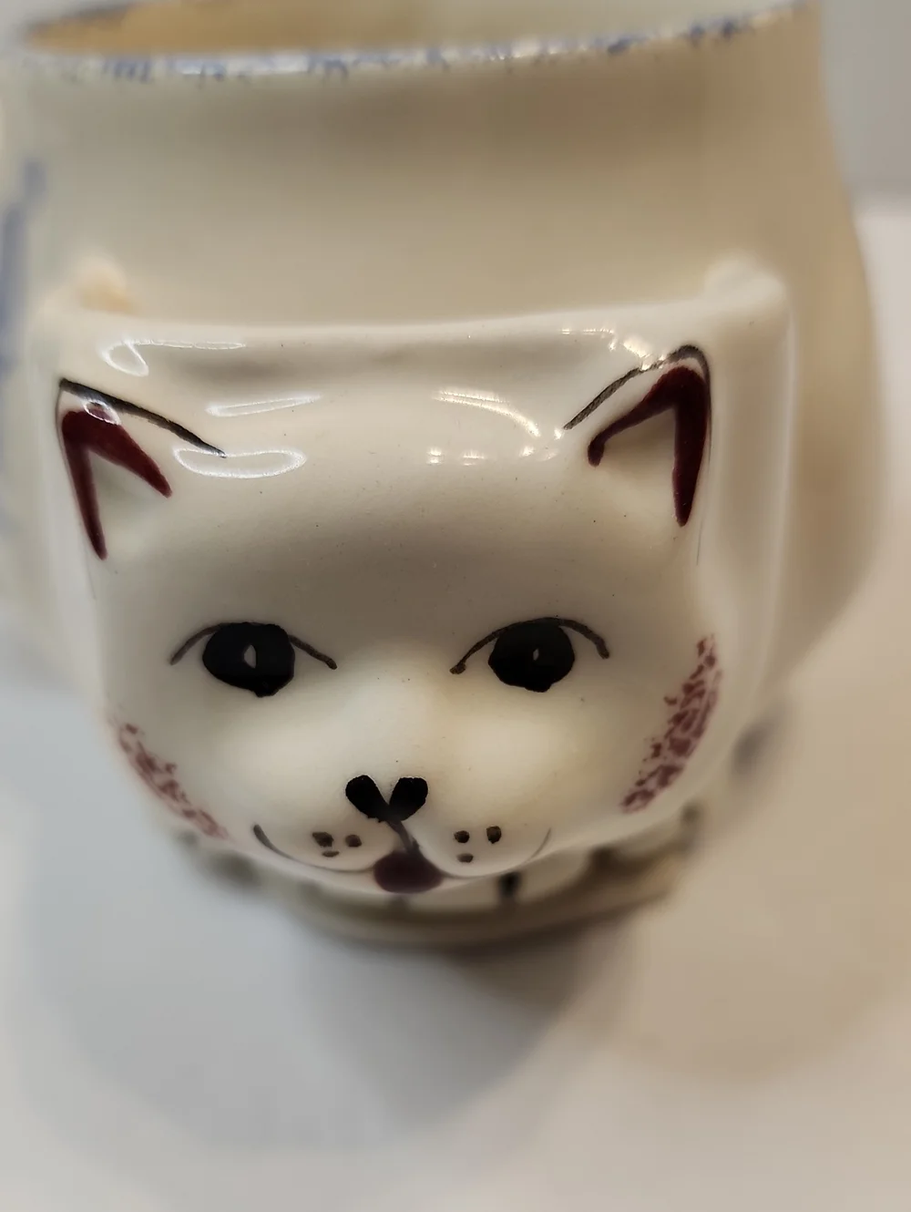 Cute Ceramic Cat Face Mug With Built In Tea Bag Holder in Cream